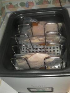 Pechugas de pollo cocinándose al vacío