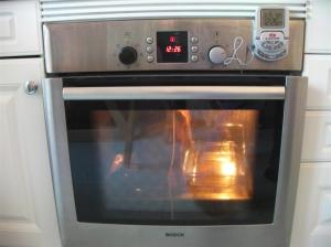 La gallinácea asándose en el horno